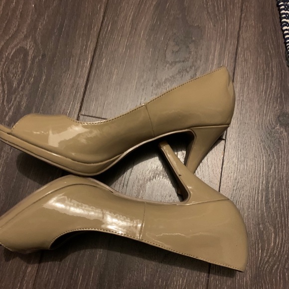 Nude Kasper platform pumps size 10 - Picture 2 of 3